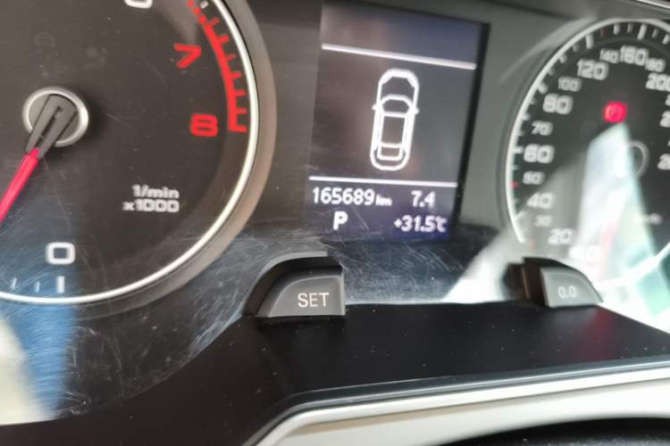 Used Audi A4L 2013 35 TFSI Automatic Standard Model Odometer Close Up