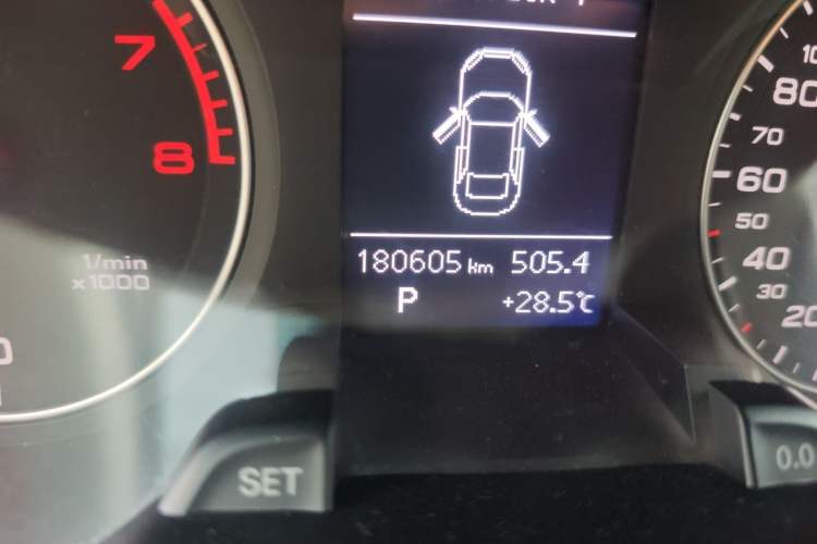 Used Audi A4L 2013 35 TFSI Automatic Comfort Model Odometer Close Up