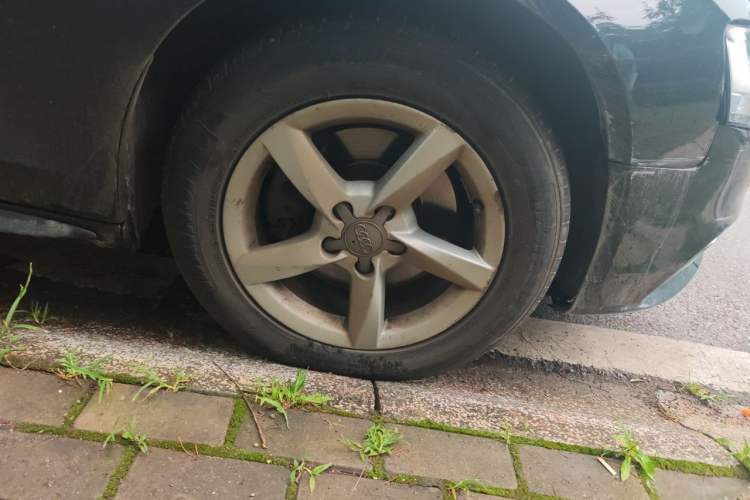 Used Audi A4L 2013 30 TFSI Automatic Comfort Model Right Front Wheel Hub