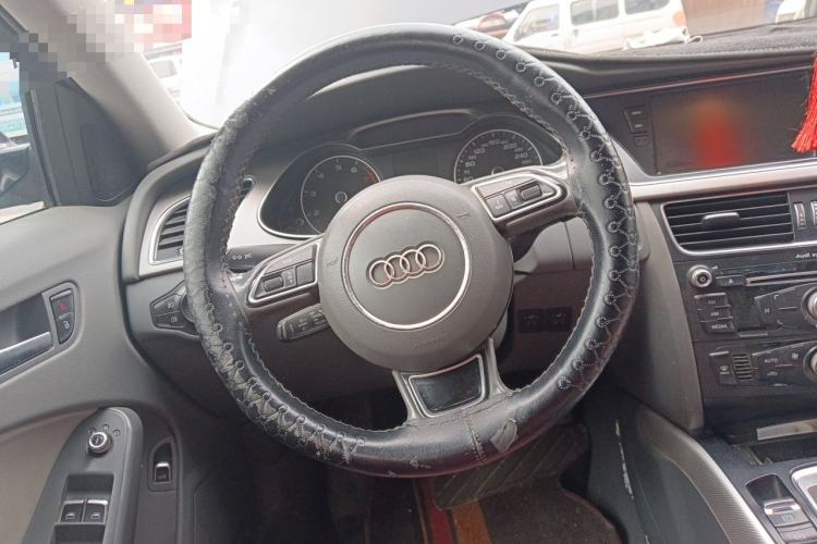 Used Audi A4L 2013 35 TFSI Automatic Standard Model Steering Wheel
