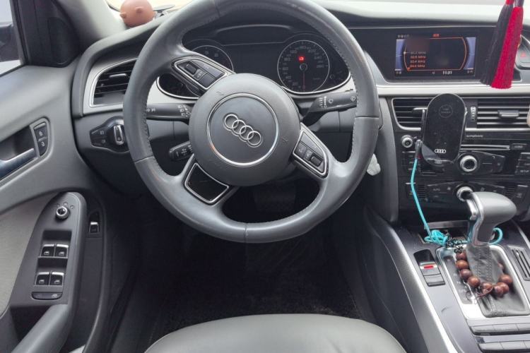 Used Audi A4L 2013 35 TFSI Automatic Standard Model Steering Wheel