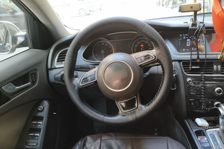 Used Audi A4L 2013 35 TFSI Automatic Standard Model Steering Wheel
