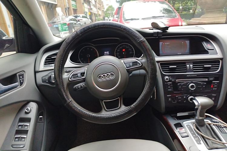 Used Audi A4L 2013 35 TFSI Automatic Standard Model Steering Wheel