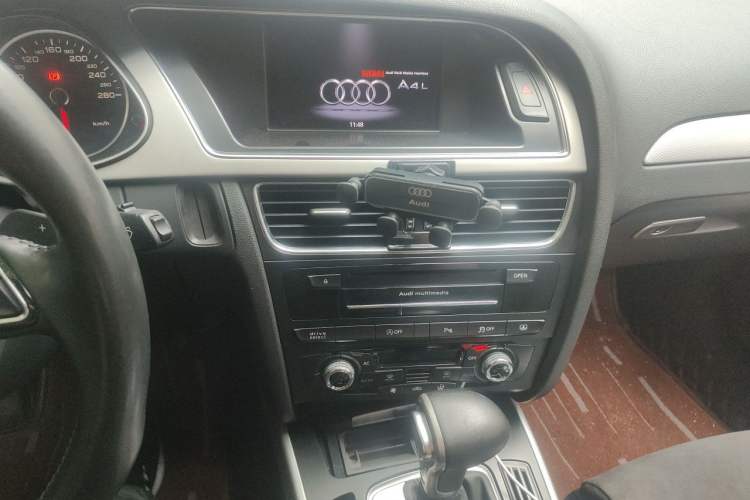 Used Audi A4L 2013 40 TFSI quattro Sport version Audio And AC Panel