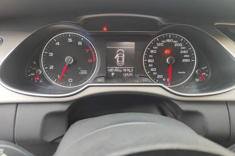 Used Audi A4L 2013 35 TFSI Automatic Standard Model Odometer Close Up