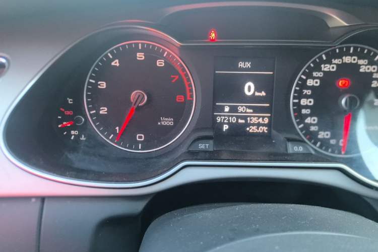 Used Audi A4L 2013 35 TFSI Automatic Standard Model Odometer Close Up