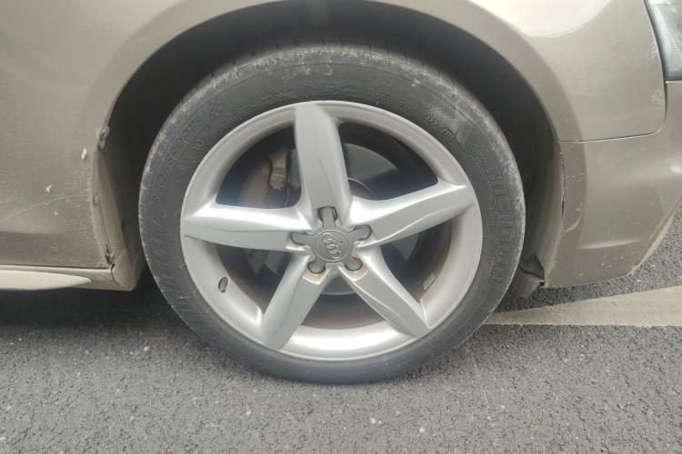 Used Audi A4L 2013 40 TFSI quattro Sport version Right Front Wheel Hub