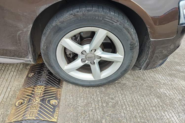 Used Audi A4L 2013 35 TFSI Automatic Standard Model Right Front Wheel Hub