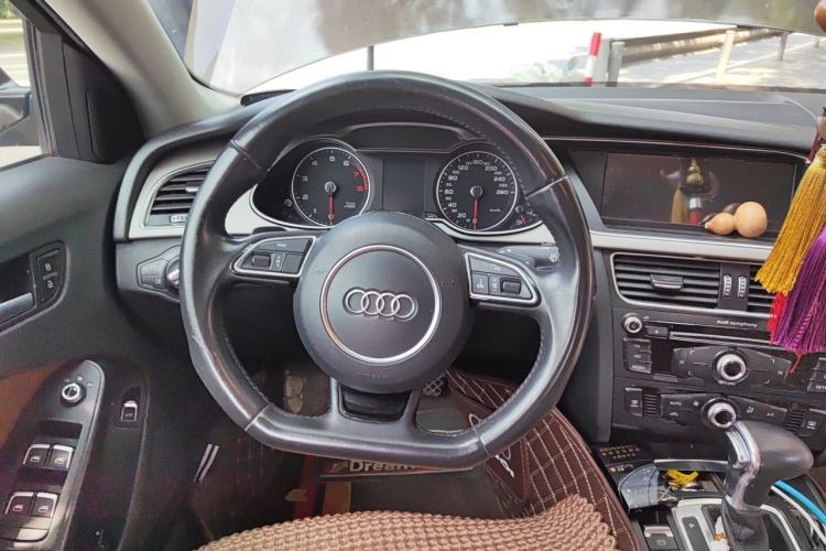 Used Audi A4L 2013 35 TFSI Automatic Standard Model Steering Wheel