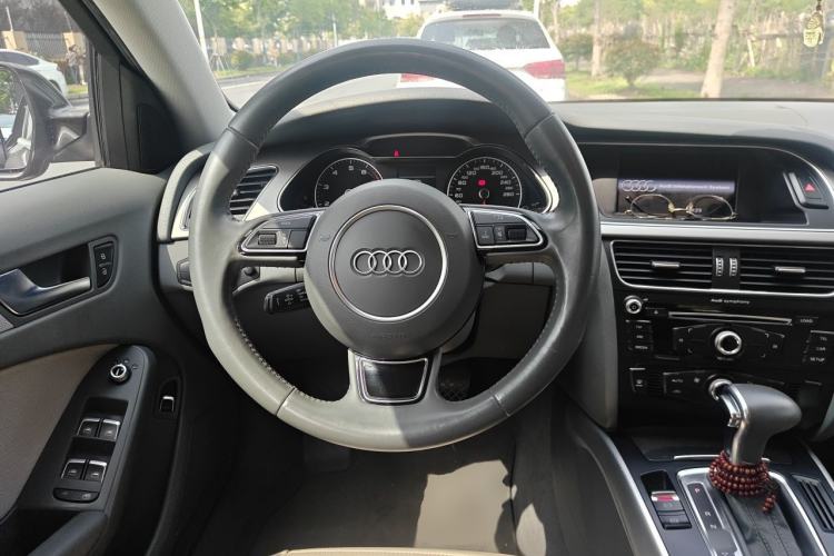 Used Audi A4L 2013 35 TFSI Automatic Standard Model Steering Wheel