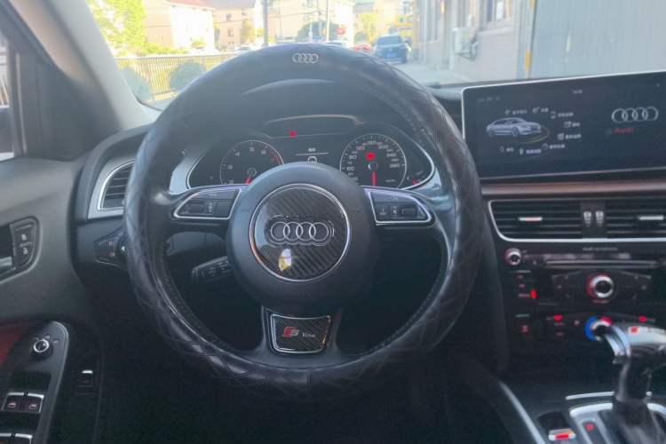 Used Audi A4L 2013 35 TFSI Automatic Standard Model Steering Wheel