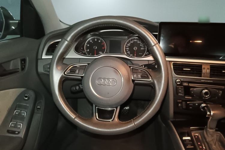 Used Audi A4L 2013 35 TFSI Automatic Standard Model Steering Wheel