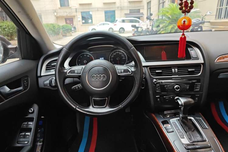 Used Audi A4L 2013 35 TFSI Automatic Standard Model Steering Wheel