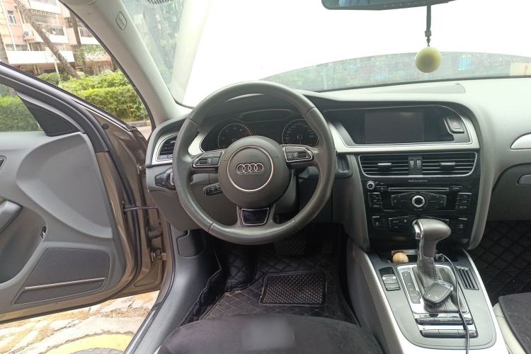 Used Audi A4L 2013 35 TFSI Automatic Standard Model Steering Wheel