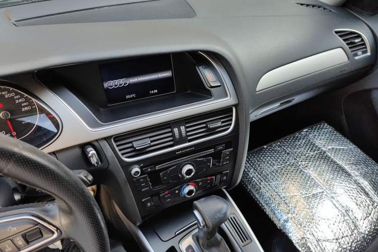 Used Audi A4L 2013 35 TFSI Automatic Standard Model Audio And AC Panel