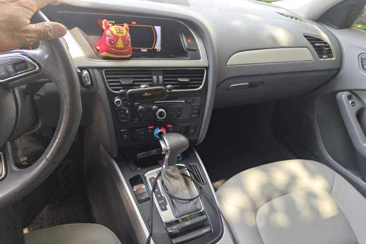 Used Audi A4L 2013 35 TFSI Automatic Standard Model Audio And AC Panel