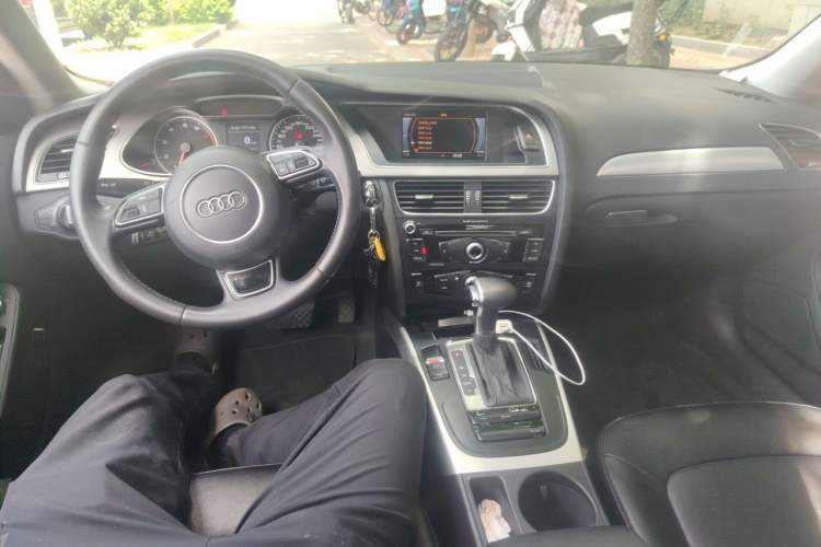 Used Audi A4L 2013 35 TFSI Automatic Standard Model Center Console