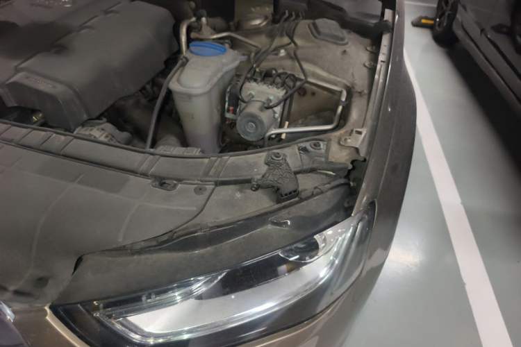 Used Audi A4L 2013 35 TFSI Automatic Comfort Model Engine Bay Left