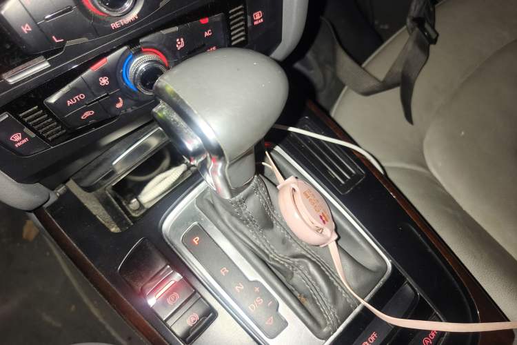 Used Audi A4L 2013 35 TFSI Automatic Comfort Model Gear Lever
