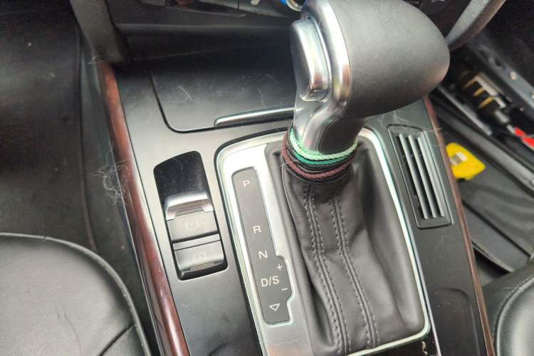 Used Audi A4L 2013 35 TFSI Automatic Comfort Model Gear Lever