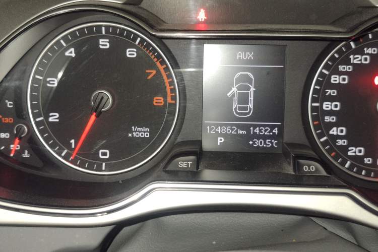 Used Audi A4L 2013 35 TFSI Automatic Comfort Model Odometer Close Up