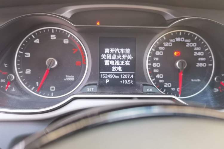 Used Audi A4L 2013 35 TFSI Automatic Standard Model Odometer Close Up