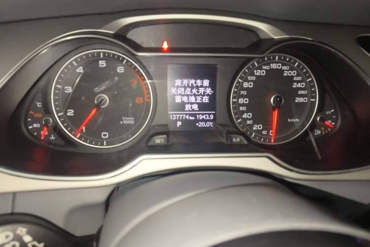 Used Audi A4L 2013 35 TFSI Automatic Comfort Model Odometer Close Up