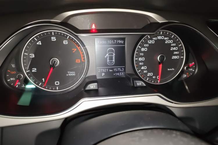 Used Audi A4L 2013 35 TFSI Automatic Comfort Model Odometer Close Up