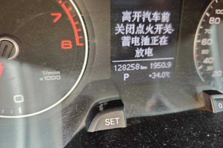 Used Audi A4L 2013 35 TFSI Automatic Standard Model Odometer Close Up