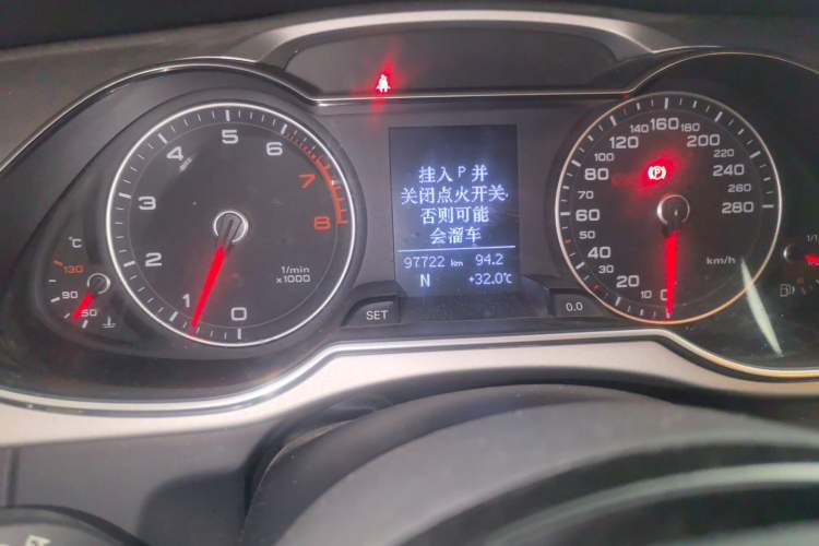 Used Audi A4L 2013 35 TFSI Automatic Comfort Model Odometer Close Up