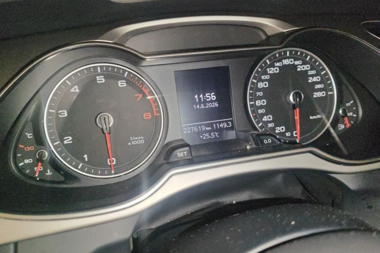 Used Audi A4L 2013 35 TFSI Automatic Standard Model Odometer Close Up