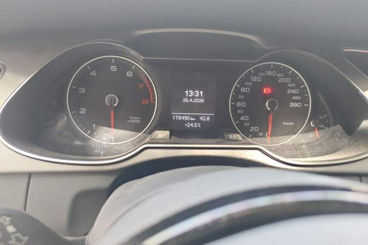 Used Audi A4L 2013 35 TFSI Automatic Standard Model Odometer Close Up