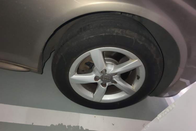 Used Audi A4L 2013 35 TFSI Automatic Comfort Model Right Front Wheel Hub