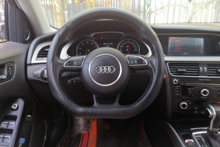 Used Audi A4L 2013 35 TFSI Automatic Standard Model Steering Wheel