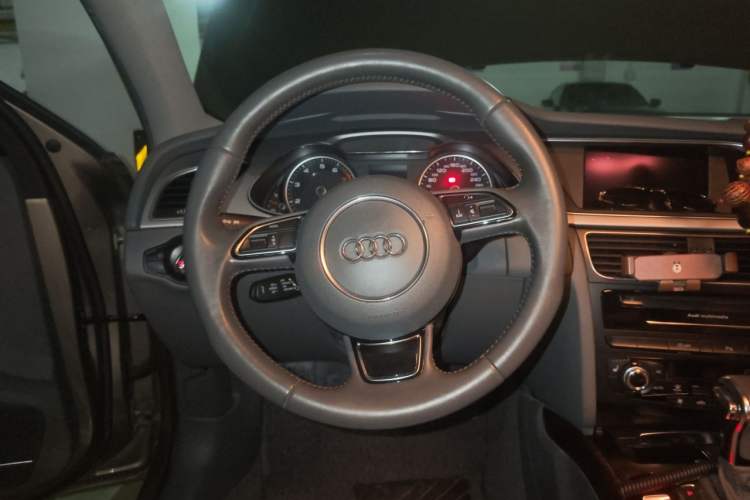 Used Audi A4L 2013 35 TFSI Automatic Technology Edition Steering Wheel