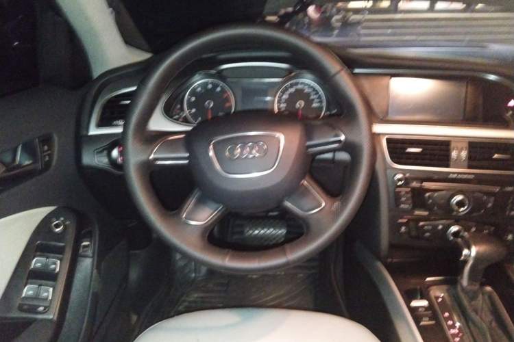 Used Audi A4L 2013 30 TFSI Automatic Comfort Model Steering Wheel