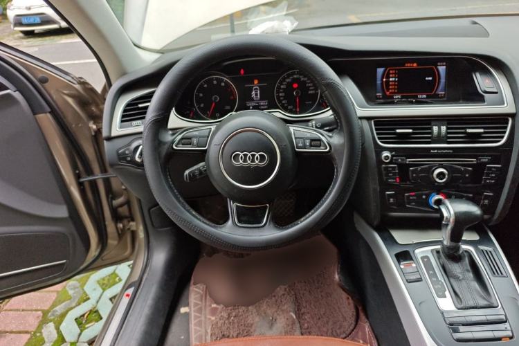 Used Audi A4L 2013 35 TFSI Automatic Standard Model Steering Wheel