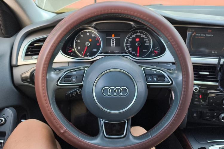 Used Audi A4L 2013 35 TFSI Automatic Standard Model Steering Wheel