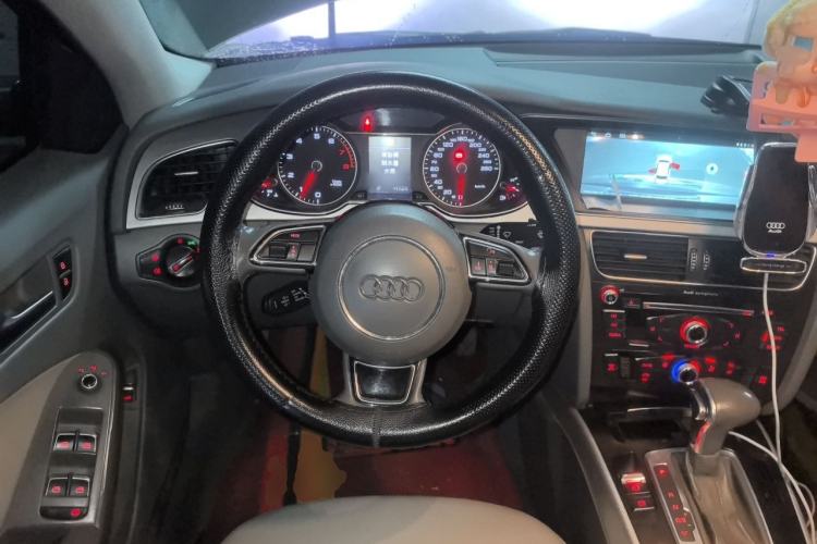 Used Audi A4L 2013 35 TFSI Automatic Standard Model Steering Wheel