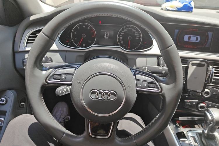 Used Audi A4L 2013 35 TFSI Automatic Standard Model Steering Wheel