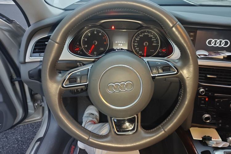 Used Audi A4L 2013 35 TFSI Automatic Standard Model Steering Wheel
