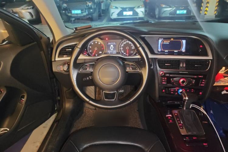 Used Audi A4L 2013 35 TFSI Automatic Standard Model Steering Wheel