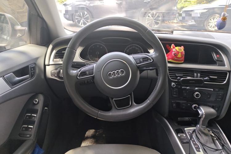 Used Audi A4L 2013 35 TFSI Automatic Standard Model Steering Wheel