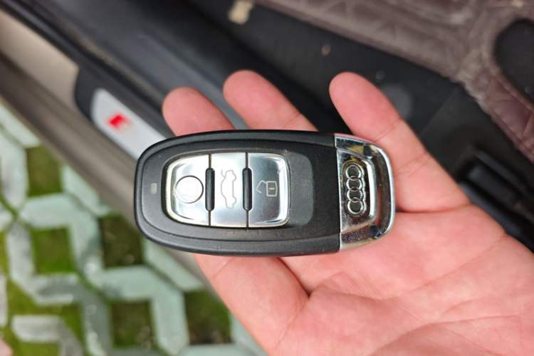 Used Audi A4L 2013 35 TFSI Automatic Standard Model Vehicle Key