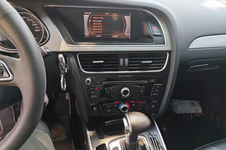 Used Audi A4L 2013 35 TFSI Automatic Standard Model Audio And AC Panel