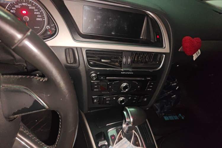 Used Audi A4L 2013 30 TFSI Automatic Comfort Model Audio And AC Panel