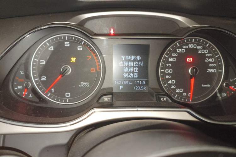 Used Audi A4L 2013 35 TFSI Automatic Comfort Model Odometer Close Up