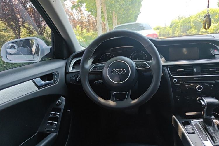 Used Audi A4L 2013 35 TFSI Automatic Standard Model Steering Wheel