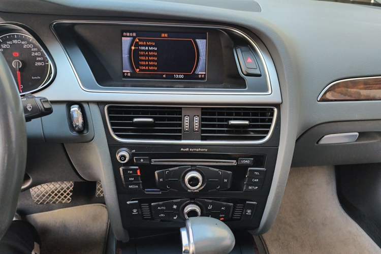 Used Audi A4L 2013 35 TFSI Automatic Standard Model Audio And AC Panel