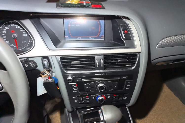 Used Audi A4L 2013 35 TFSI Automatic Standard Model Audio And AC Panel